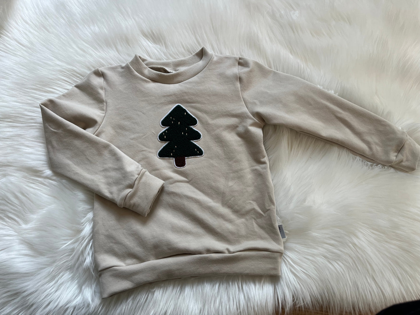 Christmassweater mit Tannenpatch