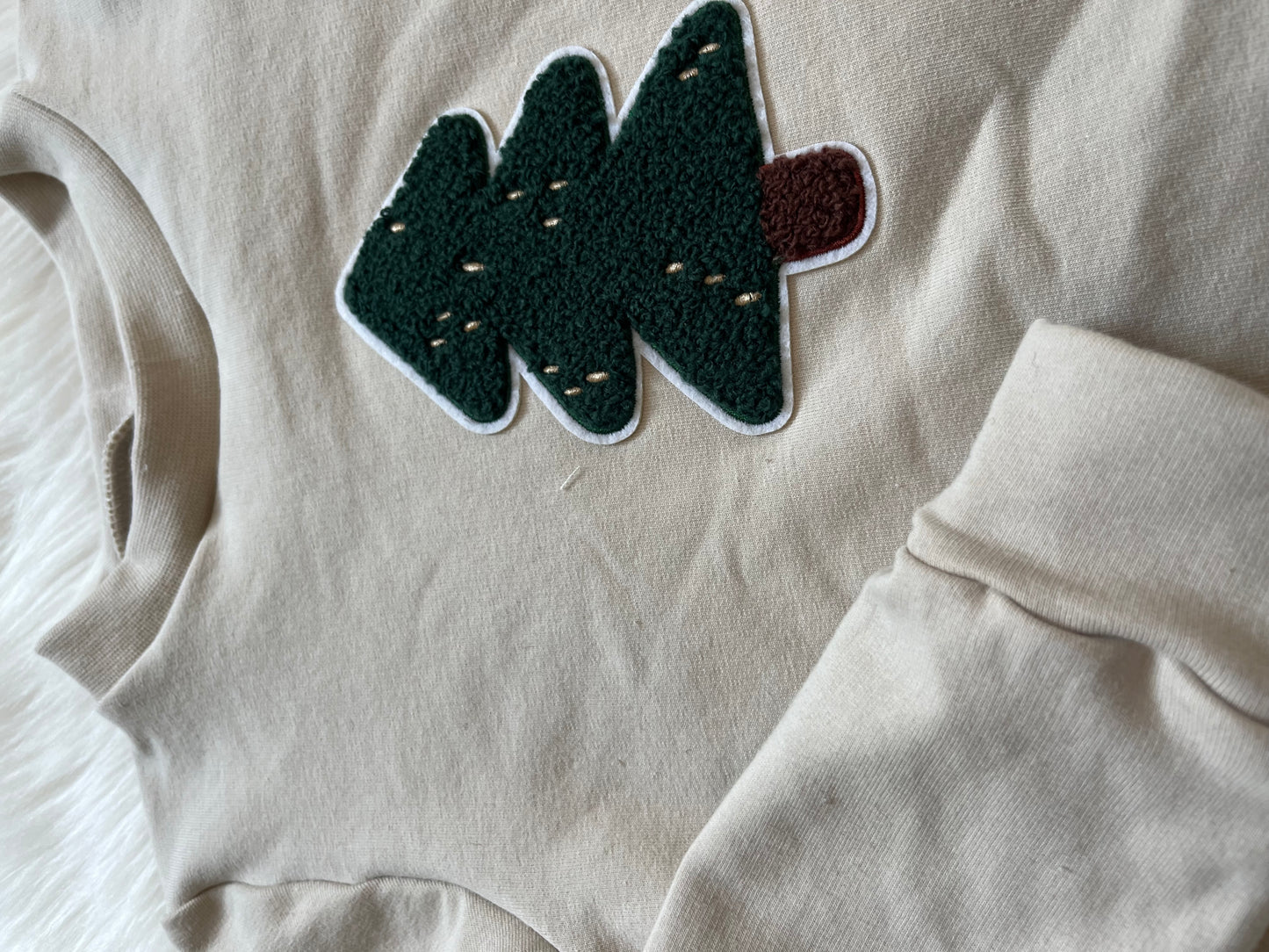 Christmassweater mit Tannenpatch