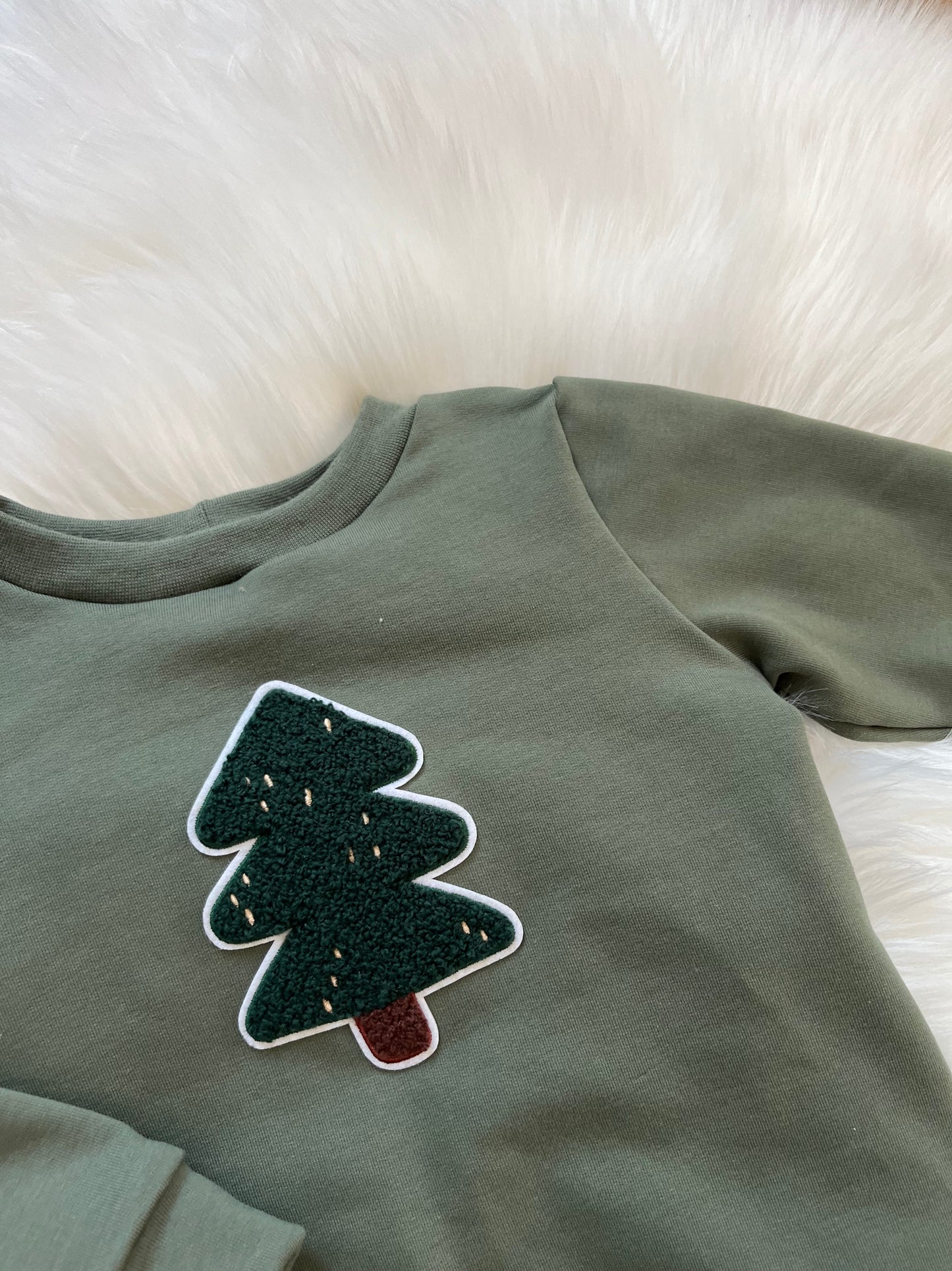 Christmassweater mit Tannenpatch