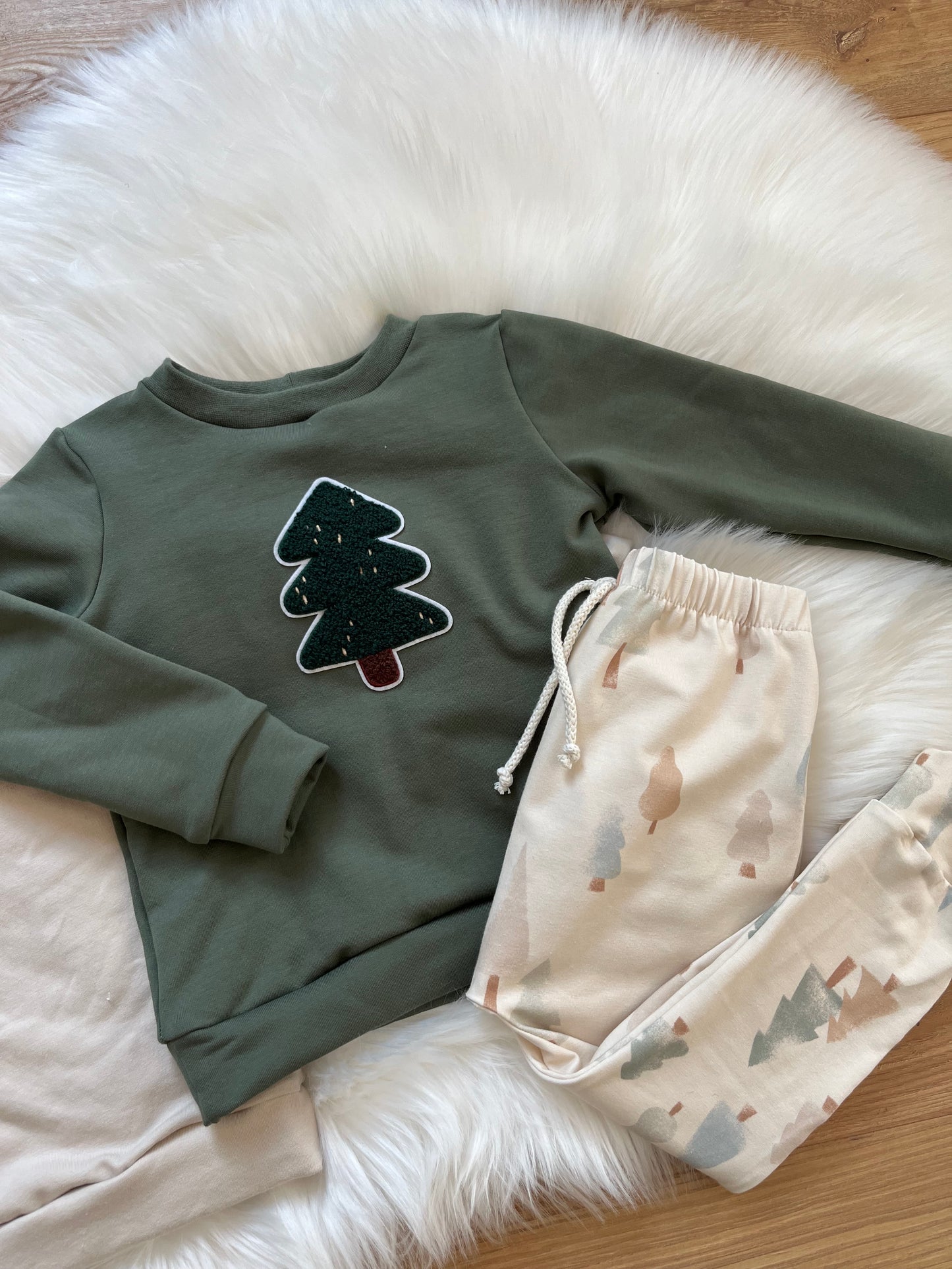 Christmassweater mit Tannenpatch