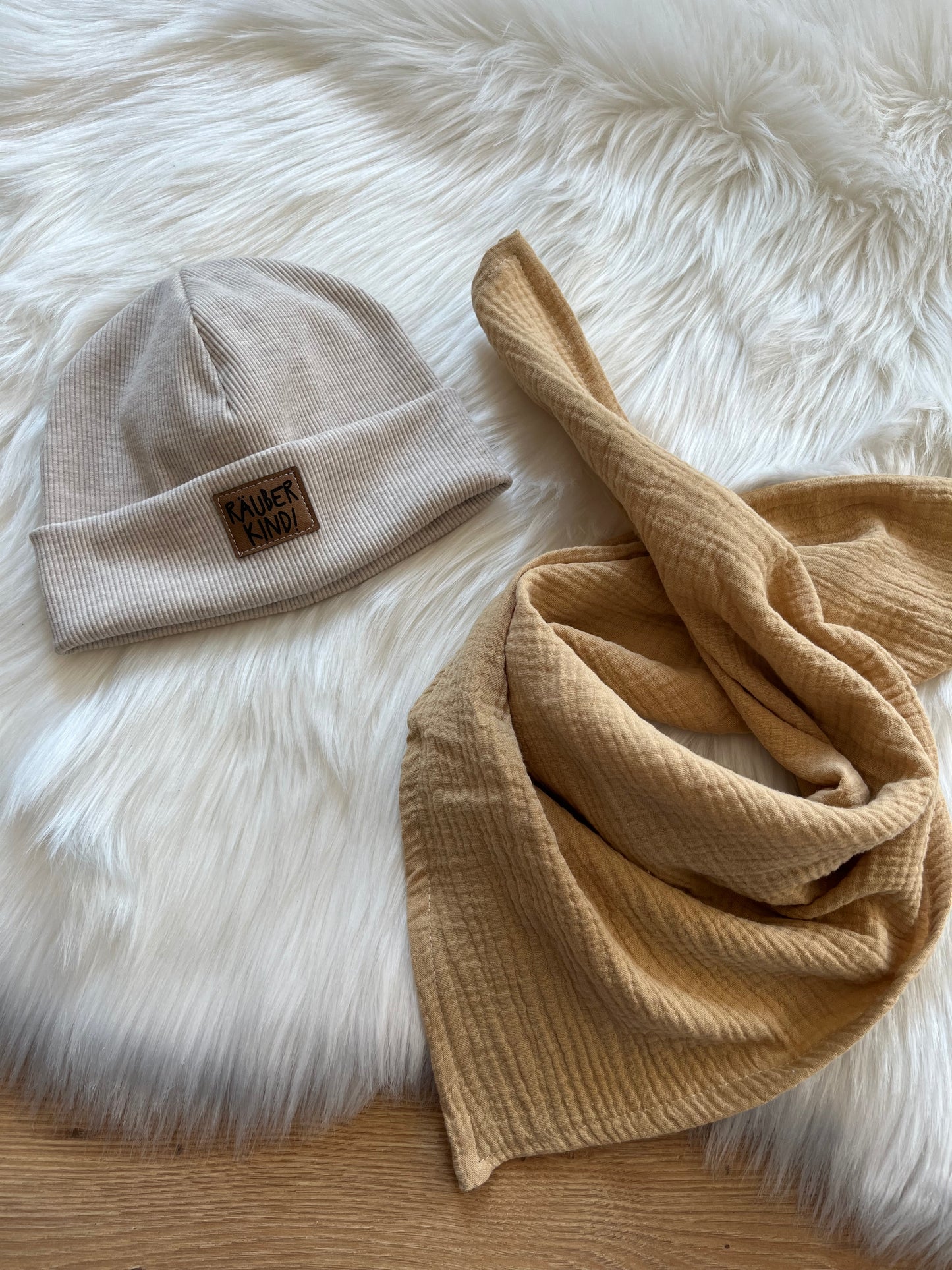 Statement-Beanie & Musselintuch zum Knoten